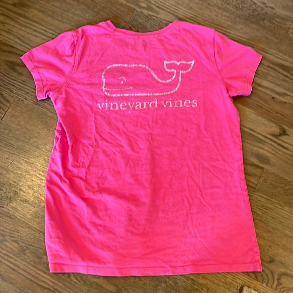A pink Vineyard Vines cotton T-shirt